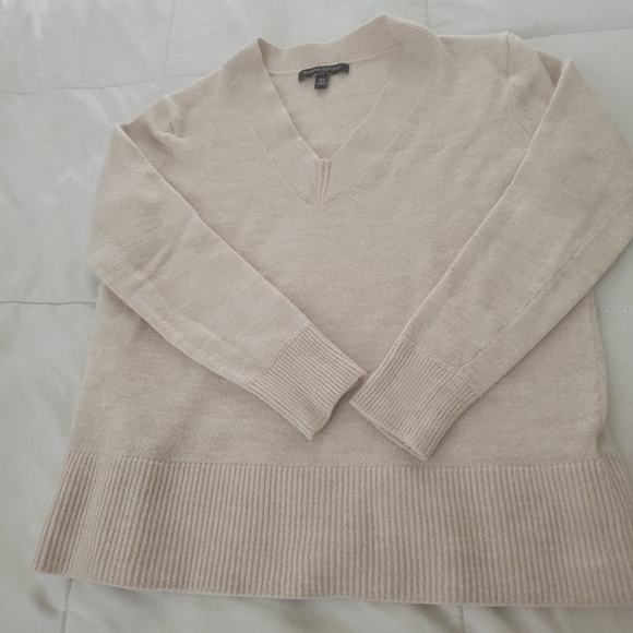 Banana Republic V-Neck Sweaters  Beige and Black - Picture 10 of 10